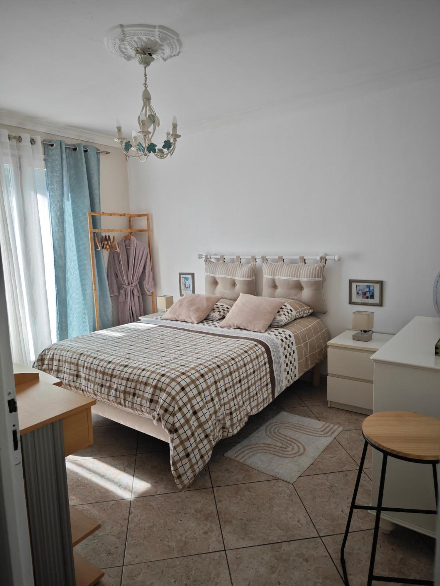 Dans Avec Salle De Bain Et Piscine Privee Séjour chez l'habitant *