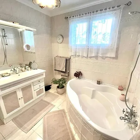 Chambre Dans Villa Avec Salle De Bain Et Piscine Privee Champagne-au-Mont-d'Or Exterior foto